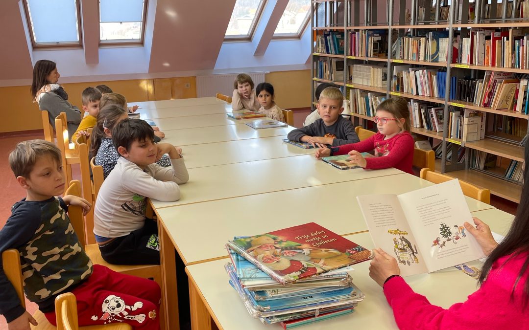 Prvošolci na predpraznični zgodbici v knjižnici