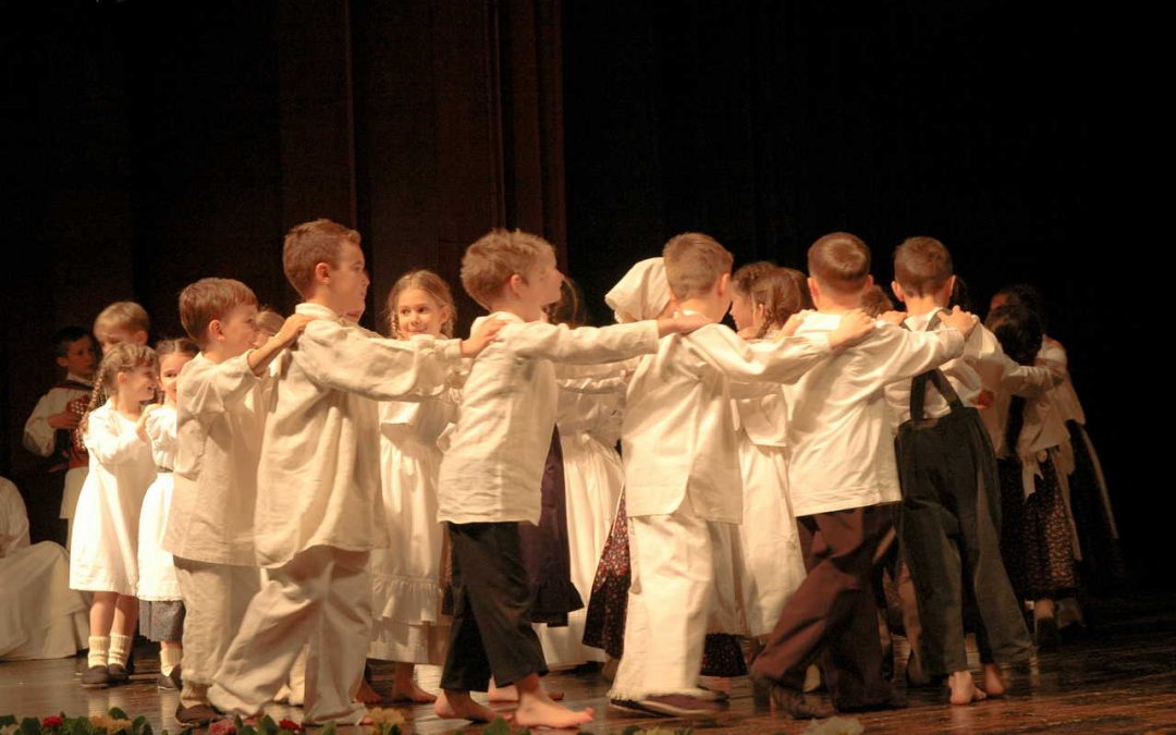 FOLKLORNIKI 1. in 2. razredov na nastopu v Kulturnem domu