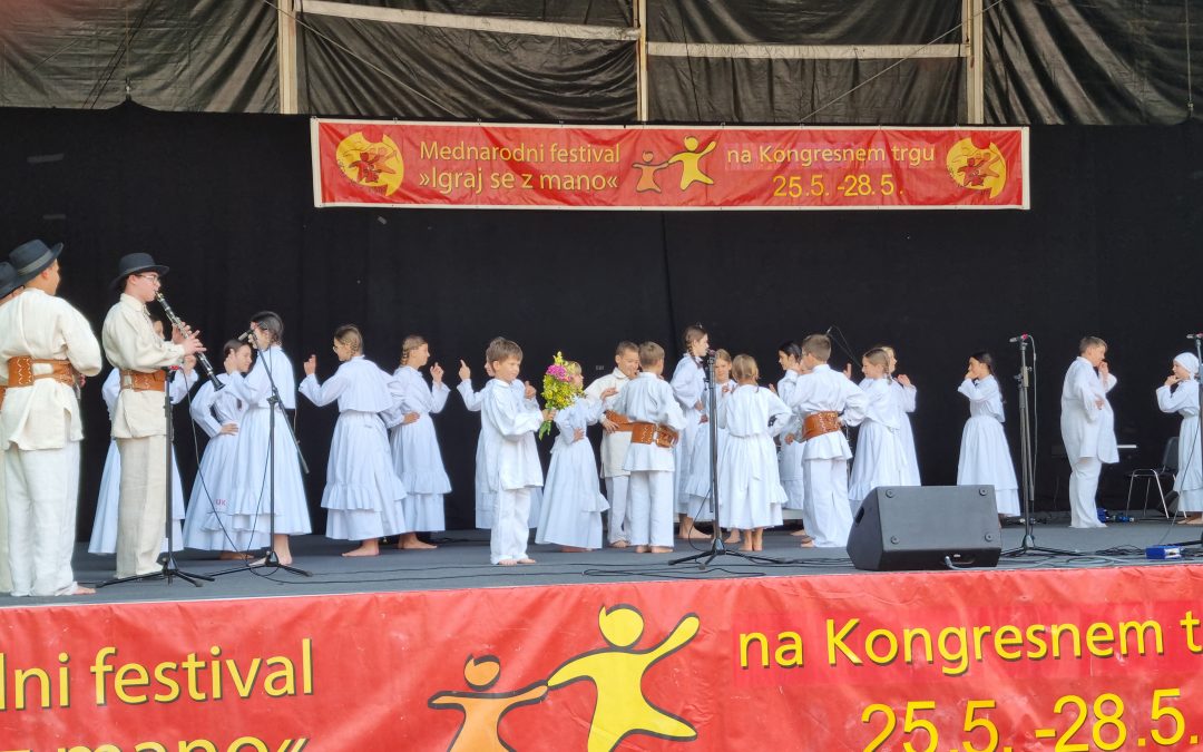 Nastop folklornikov na mednarodnem  festivalu